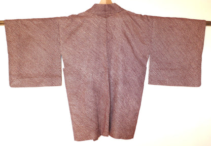 Vue arrière du haori japonais en soie bordeaux avec motif shibori géométrique.