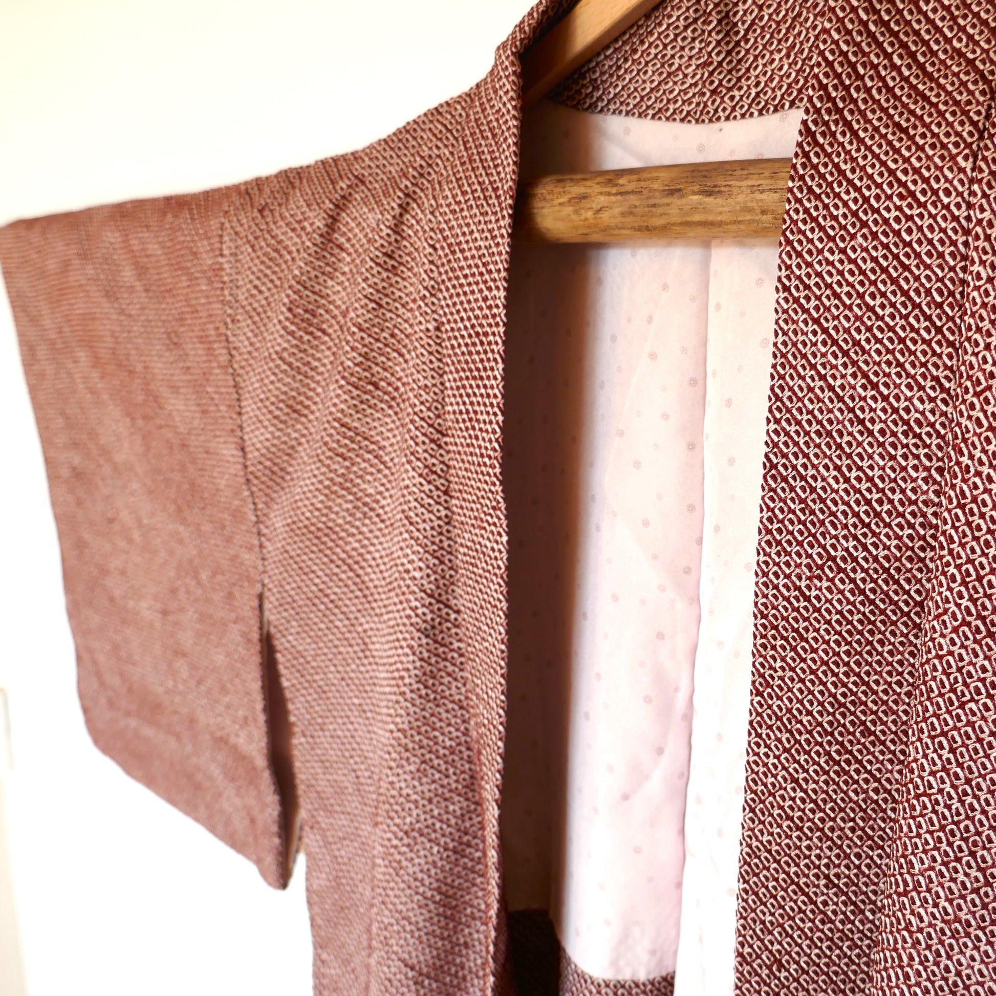 Zoom sur le col du haori shibori bordeaux en soie, doublure à motifs chrysanthèmes.