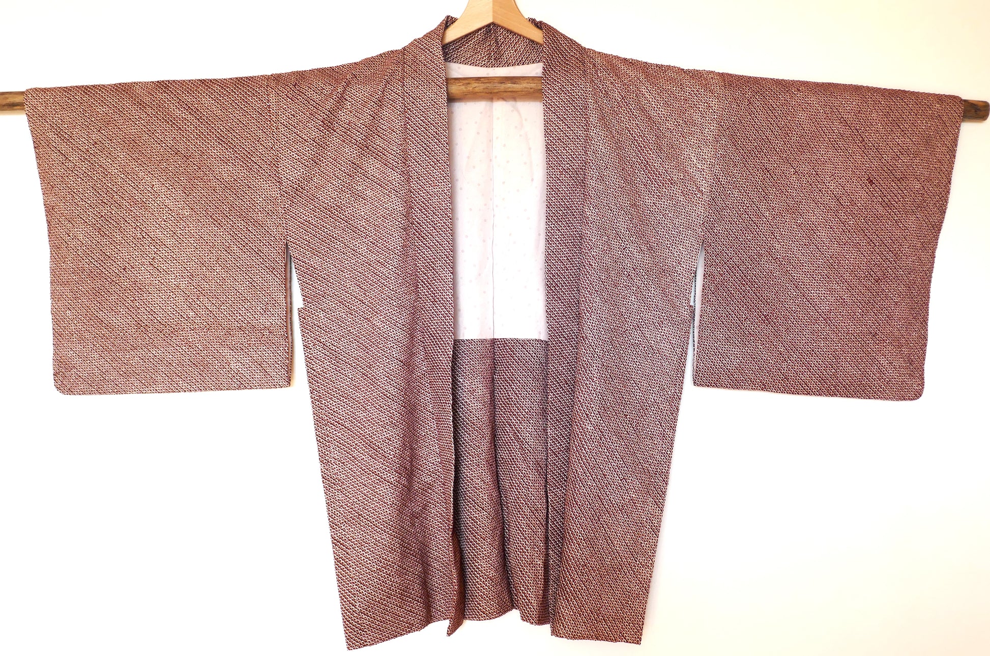 Haori vintage japonais en soie shibori bordeaux, vue de face sur fond clair.