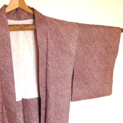 Haori vintage japonais, manche gauche avec motif shibori bordeaux et soie fine.