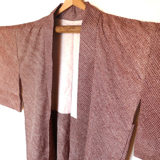 Détail du haori japonais vintage en soie, motif shibori bordeaux, vue de profil côté gauche.