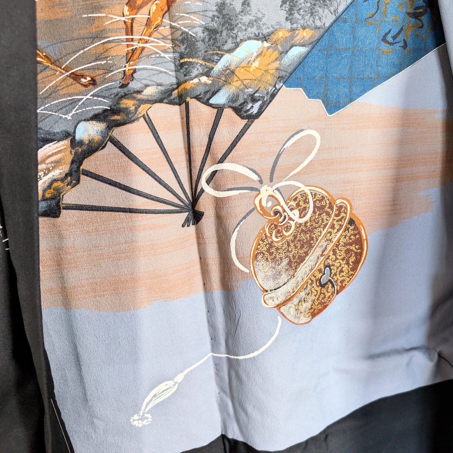 Doublure en soie chirimen peinte à la main d’un haori japonais, avec éventail sensu, clochette suzu et rehauts dorés