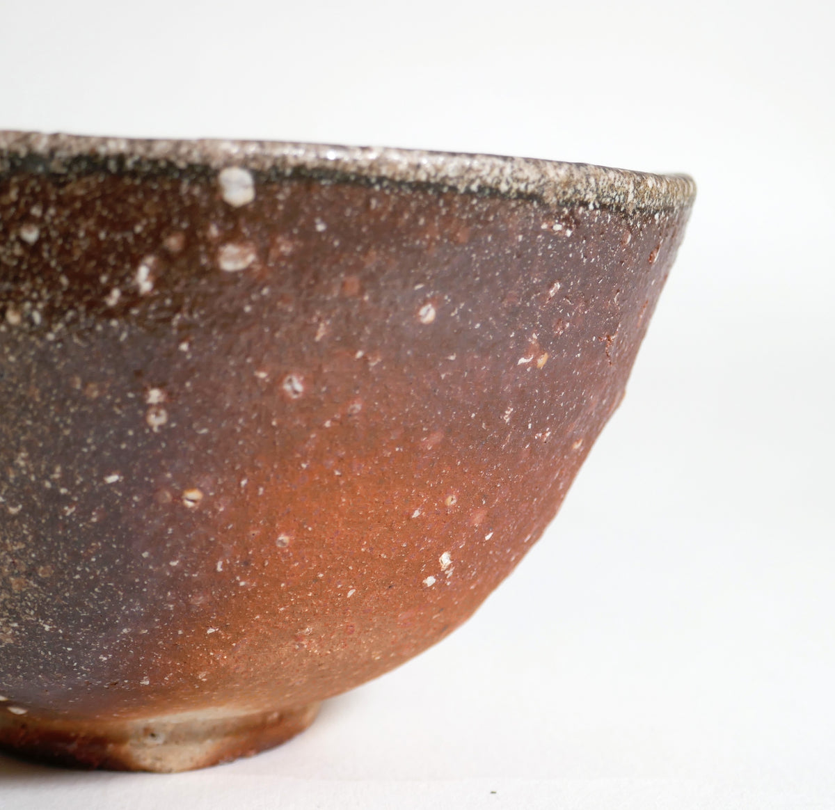 Face rouge brun hi-iro du chawan Shigaraki, poterie japonaise artisanale aux nombreuses inclusions minérales naturelles