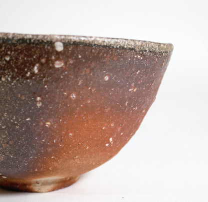 Face rouge brun hi-iro du chawan Shigaraki, poterie japonaise artisanale aux nombreuses inclusions minérales naturelles