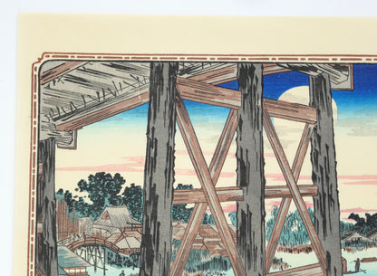 Détail du coin supérieur gauche montrant la structure du pont Ryōgoku en bois avec la pleine lune apparaissant entre les poutres.