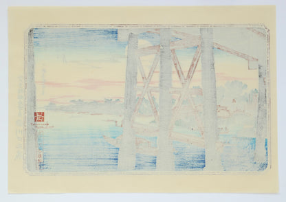 Verso de l’estampe japonaise montrant l’envers imprimé de la scène du pont Ryōgoku, avec les teintes pastel visibles en transparence et les cachets de l’éditeur Takamizawa.