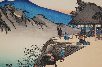 Scène du relais de Sakanoshita par Hiroshige avec voyageurs, bœuf et maison de thé au pied des montagnes de Fudesute.
