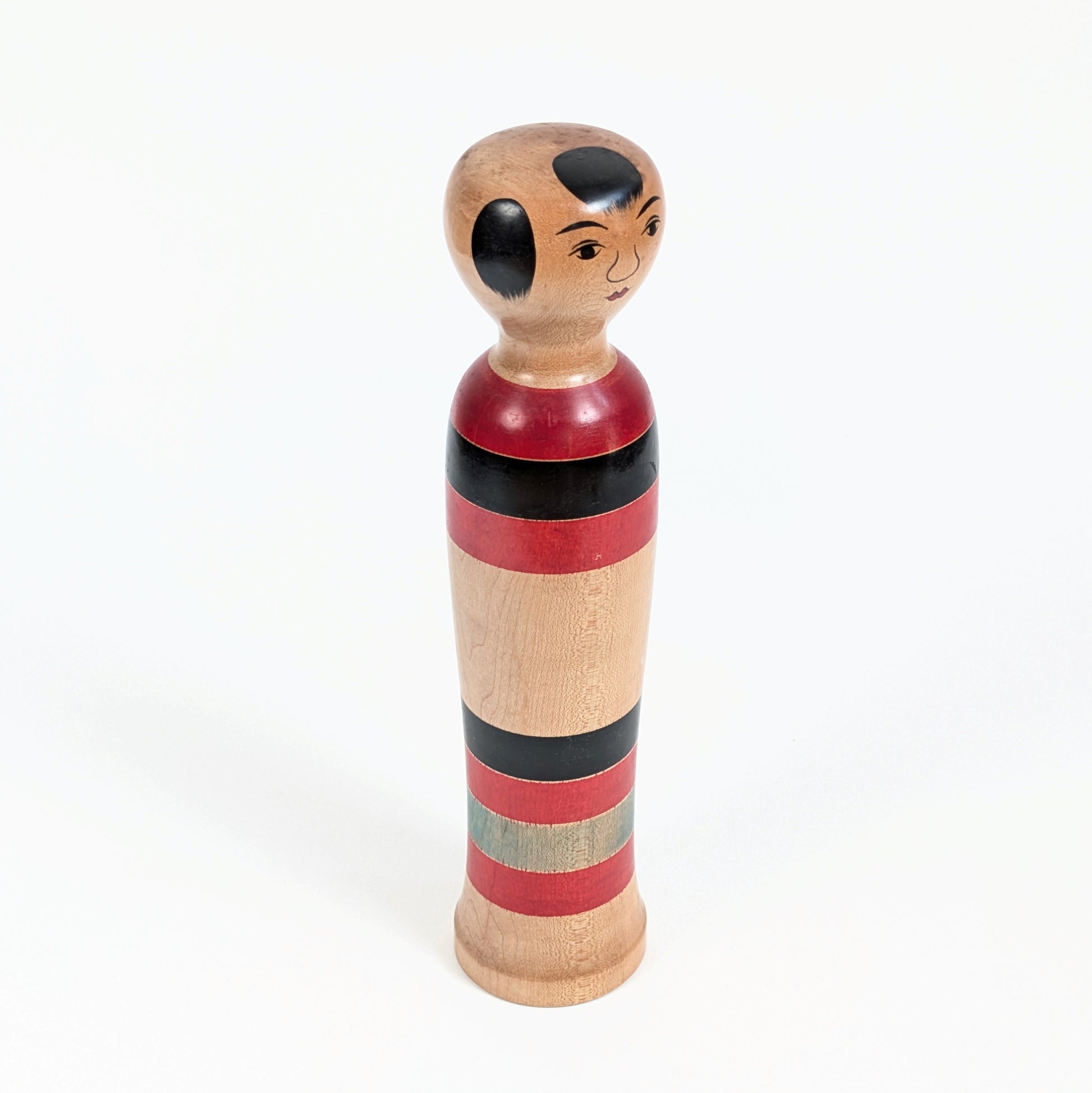 Kokeshi Kijiyama Hiwatashi Jiichi-gata par Satō Hideichi, modèle traditionnel japonais à décor géométrique rouge noir et vert