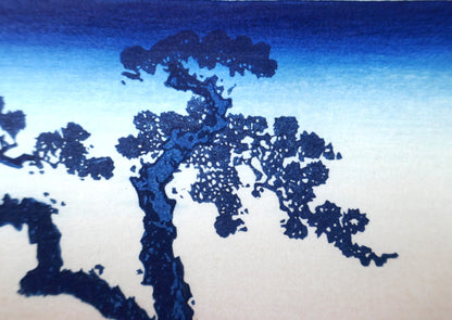 Détail estampe Hokusai 36 vues du Mont Fuji Le lac Suwa dans la province de Shinano, reproduction Shōwa, branches sombres sur ciel dégradé bleu et blanc