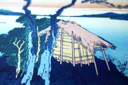 Détail estampe Hokusai 36 vues du Mont Fuji Le lac Suwa dans la province de Shinano, reproduction Shōwa, maison en chaume vue en perspective