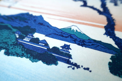 Détail estampe Hokusai 36 vues du Mont Fuji Le lac Suwa dans la province de Shinano, reproduction Shōwa, Mont Fuji et château japonais au bord du lac