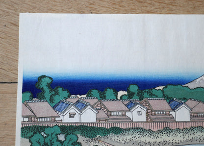 Détail estampe Hokusai 36 vues du Mont Fuji, Fuji vu du quartier des plaisirs de Senju, maisons du quartier de plaisirs avec Fuji enneigé à l’horizon