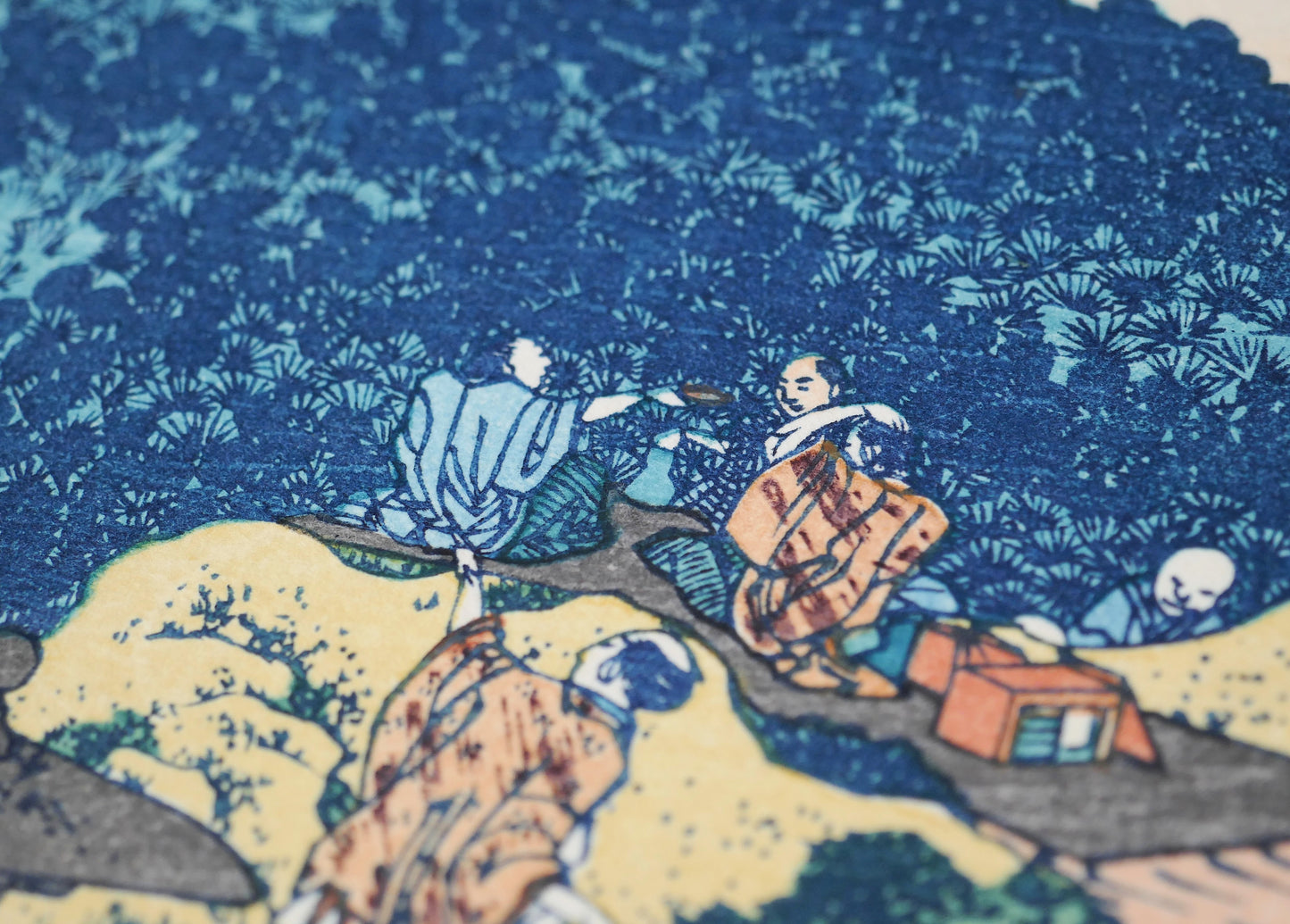 Personnages se reposant sous le pin-coussin d’Aoyama dans l’ukiyo-e de Hokusai Aoyama enza no matsu