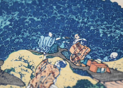 Personnages se reposant sous le pin-coussin d’Aoyama dans l’ukiyo-e de Hokusai Aoyama enza no matsu