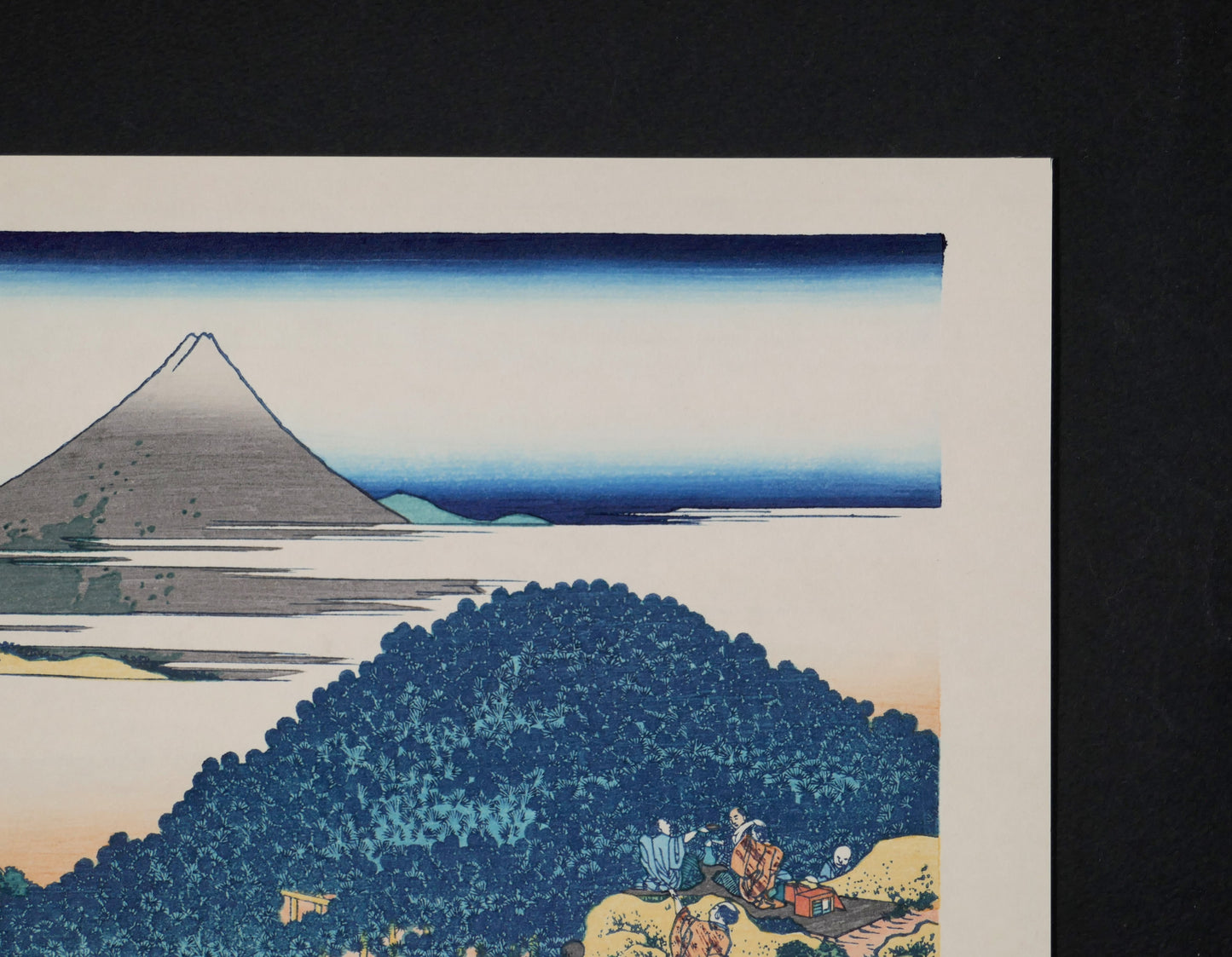 Détail du mont Fuji et de la masse du grand pin d’Aoyama dans la gravure sur bois japonaise de Hokusai