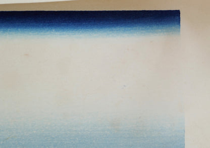 Gros plan sur le dégradé de bleu du ciel dans l’estampe de Hokusai Fujimigahara, exemple de technique bokashi.