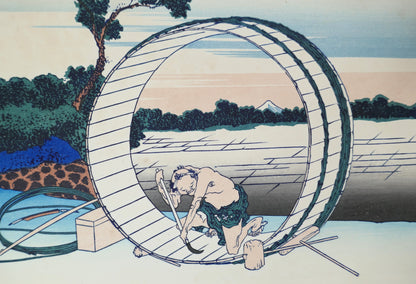 Détail de l’estampe de Hokusai montrant un tonnelier travaillant à genoux dans un grand cercle de bois.
