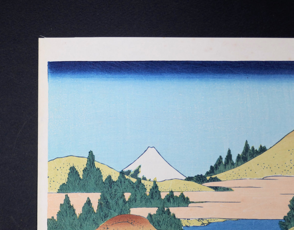 Mont Fuji apparaissant derrière les collines d’Hakone dans cette estampe ukiyo-e de Hokusai des Trente-six vues du mont Fuji