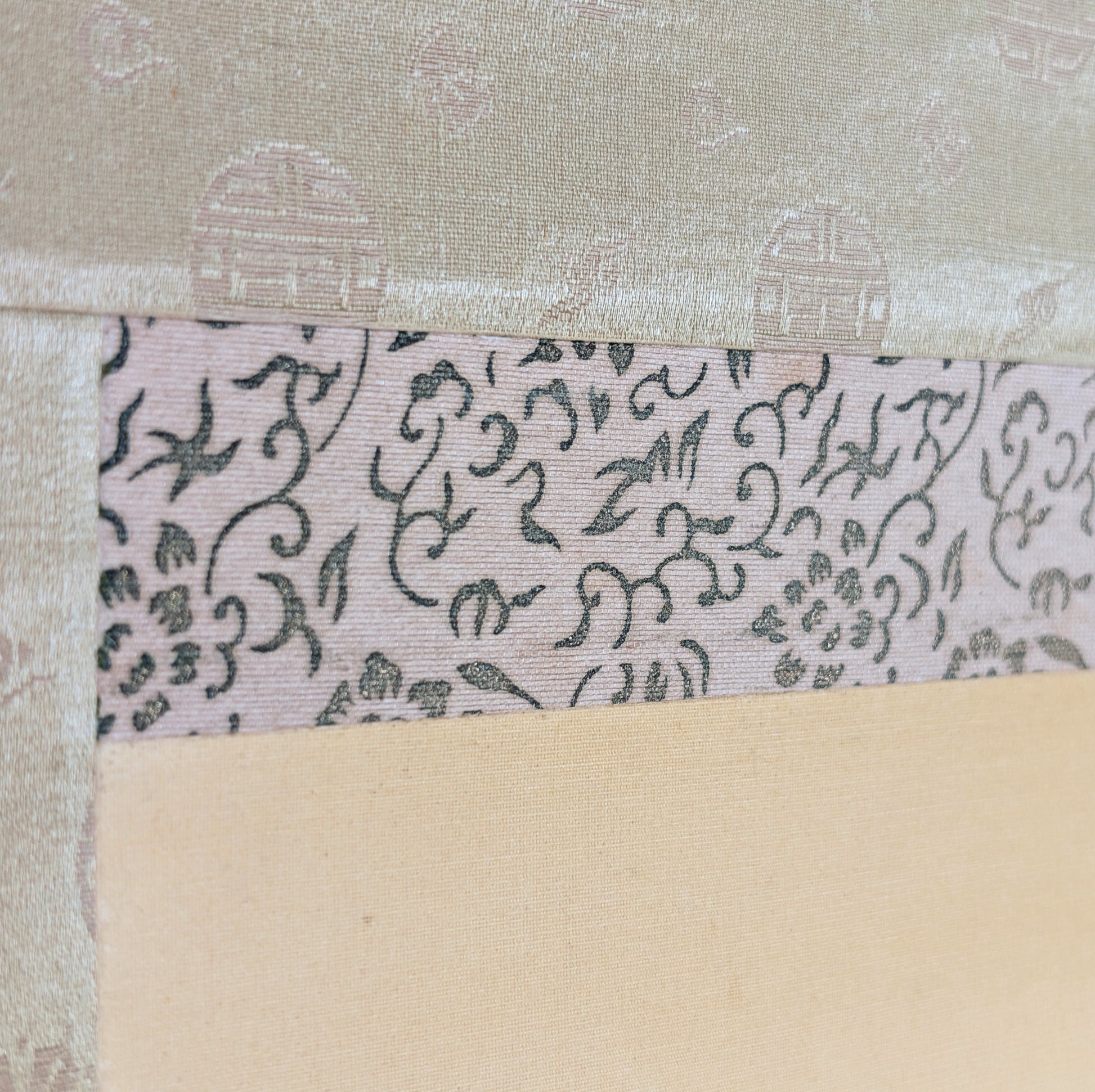 Détail de l’ichimonji à motifs floraux entre le honshi et le brocart de soie du montage hyōsō.