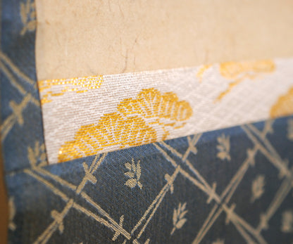 Détail de l’ichimonji en soie blanche et dorée à motif de pin sur kakejiku japonais calligraphié