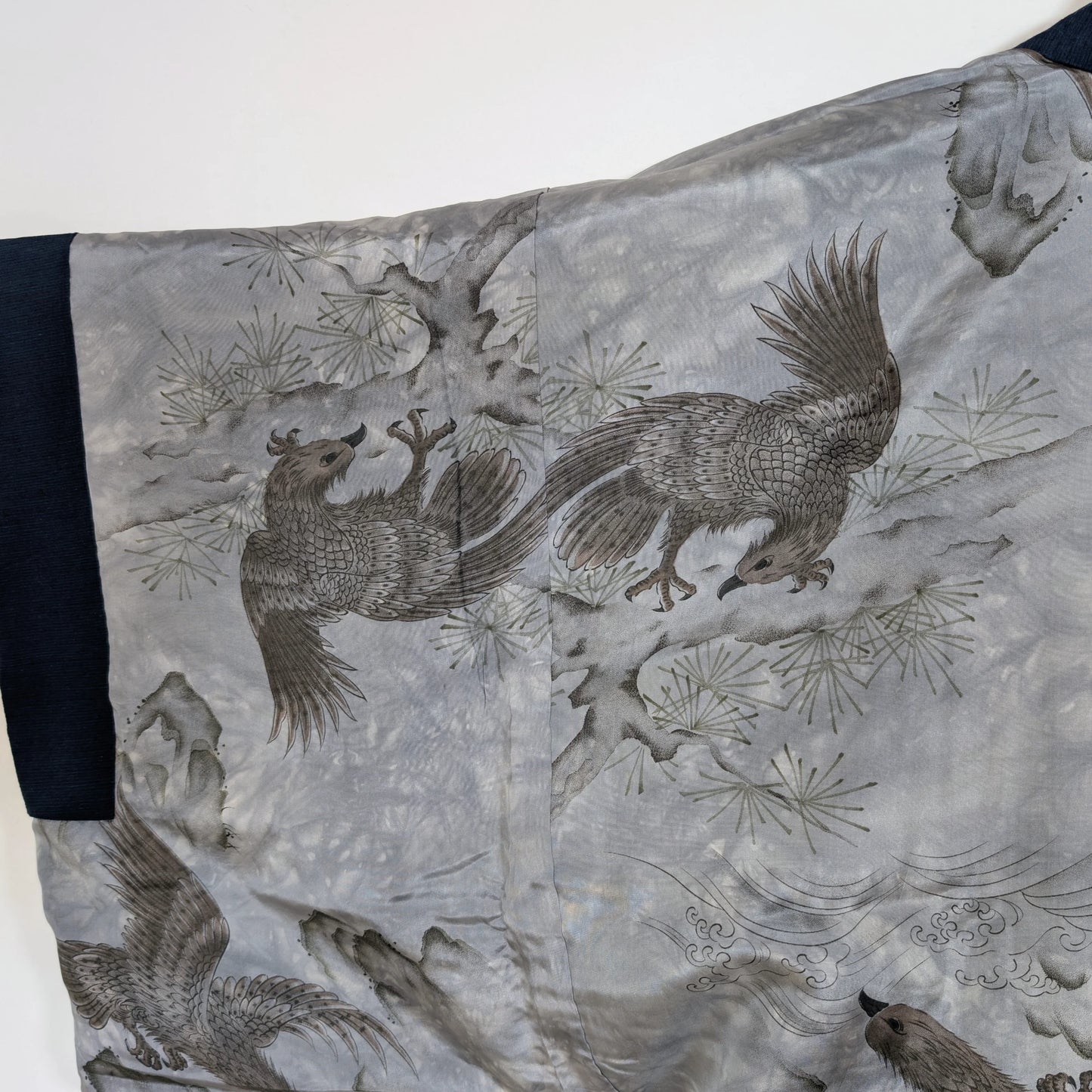 Détail d’iconographie japonaise représentant un phénix hōō sur soie imprimée