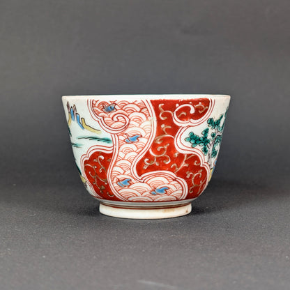 Porcelaine Imari-Arita ancienne, réserves de vagues seigaiha et décor kinrande rouge et or, époque Edo