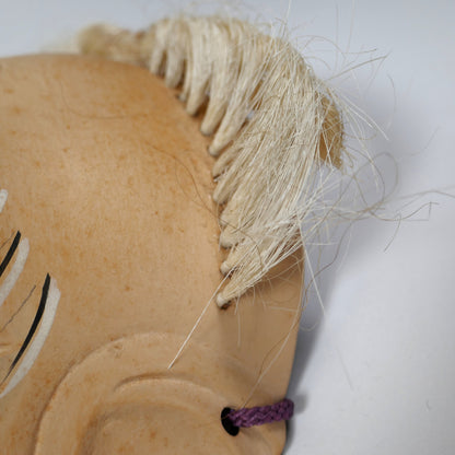 Cheveux en crin naturel implantés à la main sur un masque japonais de Nô, travail artisanal traditionnel.