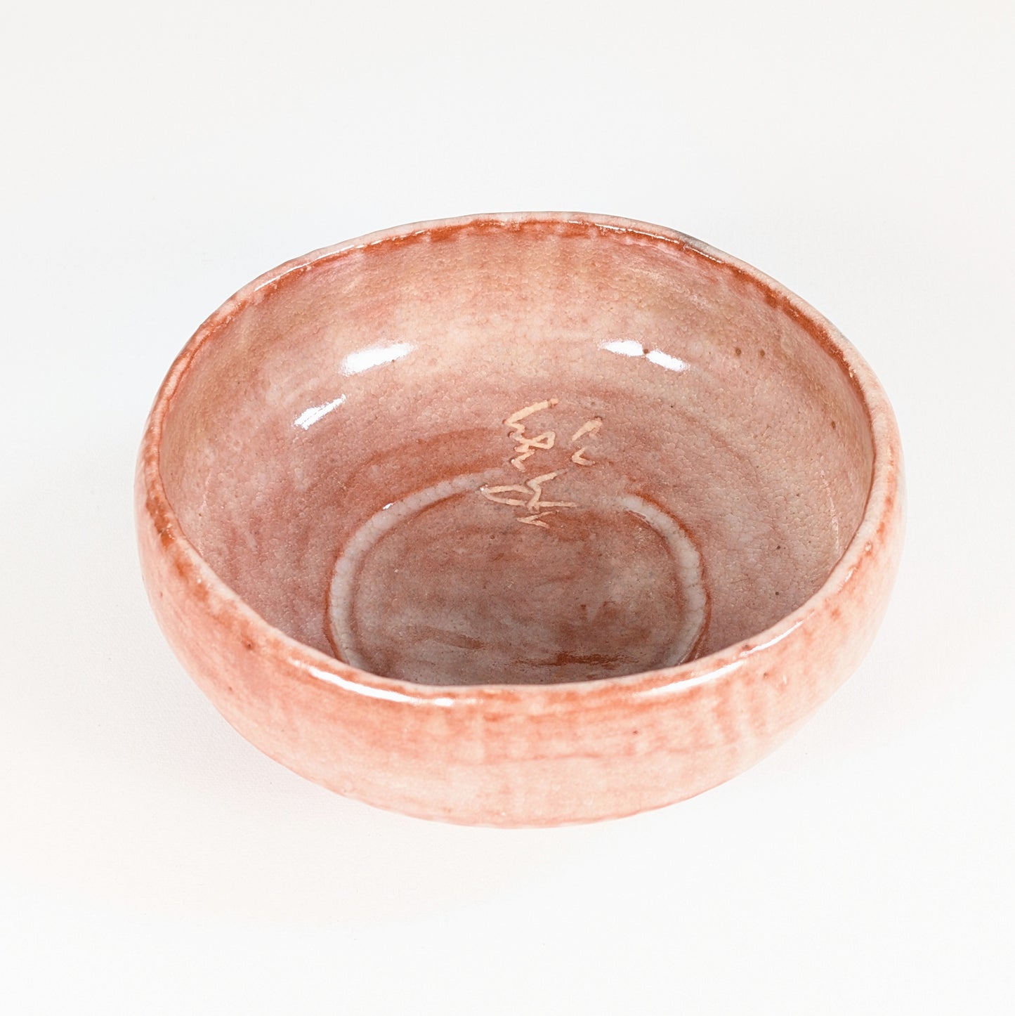 Inscription intérieure d’un chawan raku rose hirachawan, bol large pour thé matcha d’été