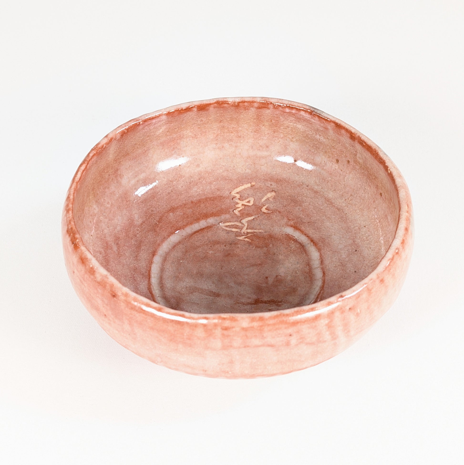 Inscription intérieure d’un chawan raku rose hirachawan, bol large pour thé matcha d’été