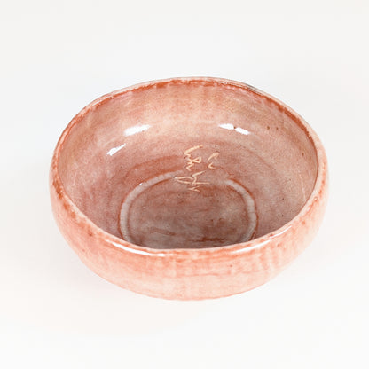 Inscription intérieure d’un chawan raku rose hirachawan, bol large pour thé matcha d’été