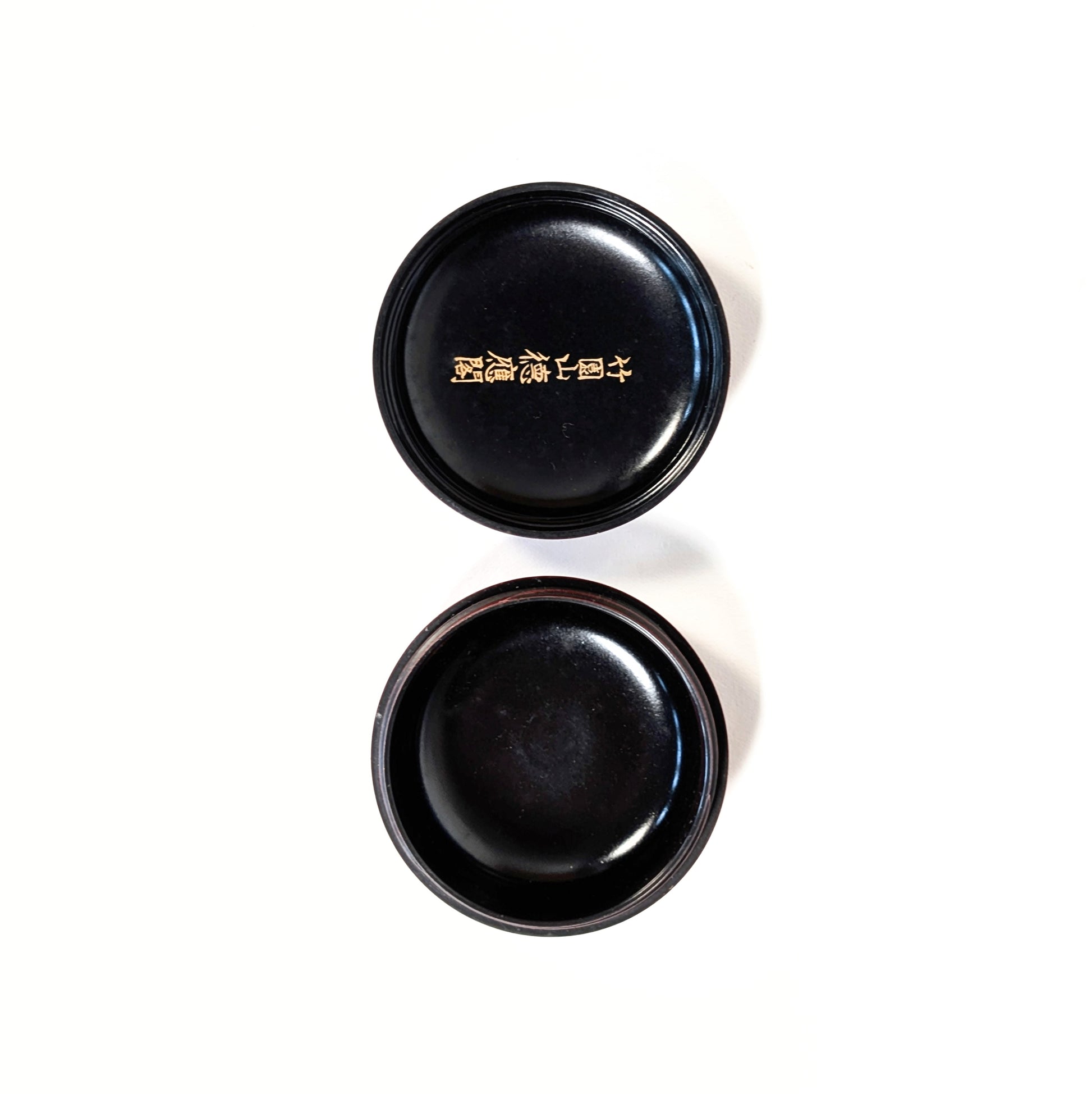 Intérieur de boîte en laque japonaise avec inscription dorée 竹園山 徳應閣, objet artisanal lié à un temple bouddhiste