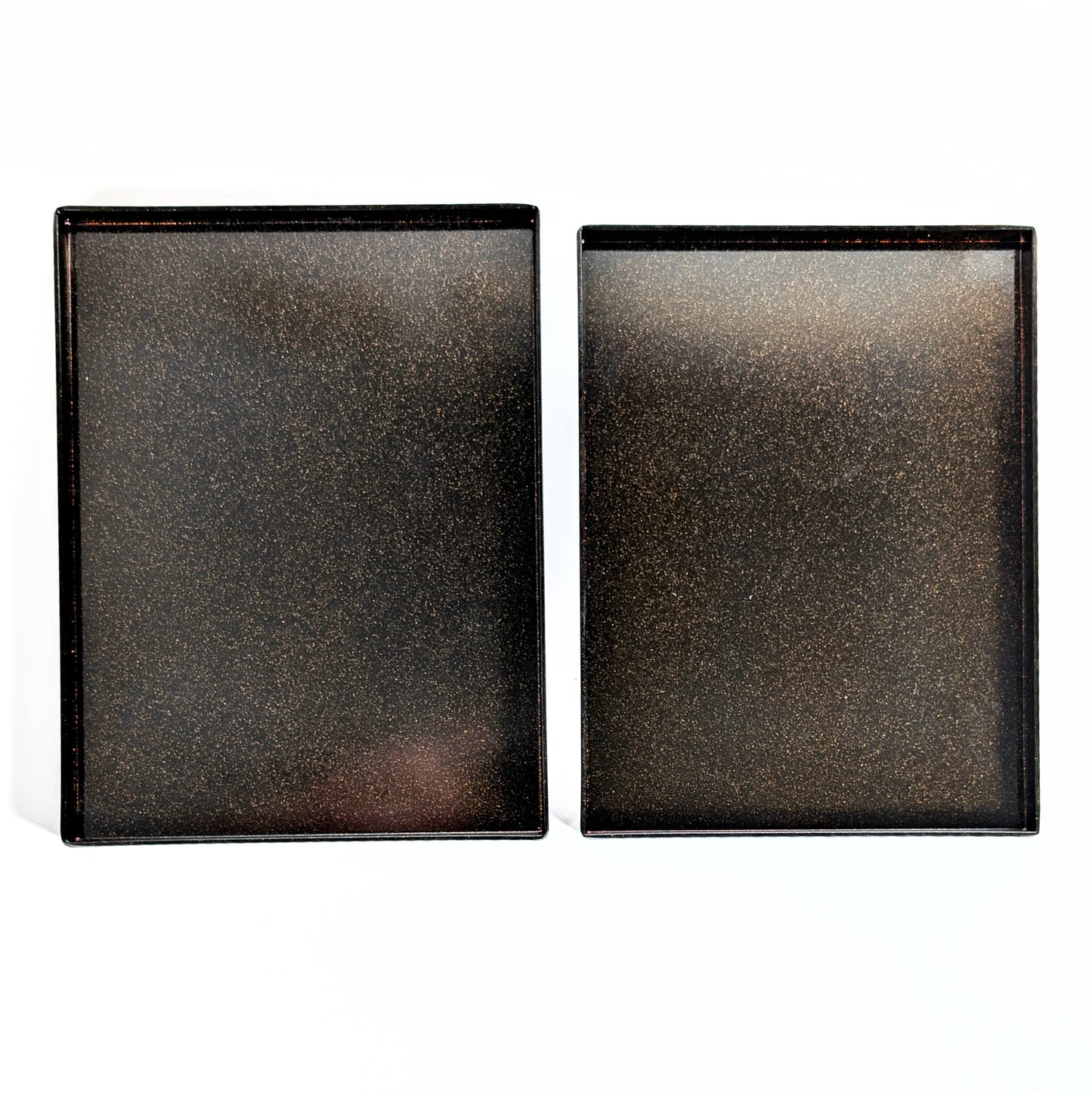 Intérieur d’une boîte japonaise laquée noire avec finition nashiji scintillante à la poudre d’or.