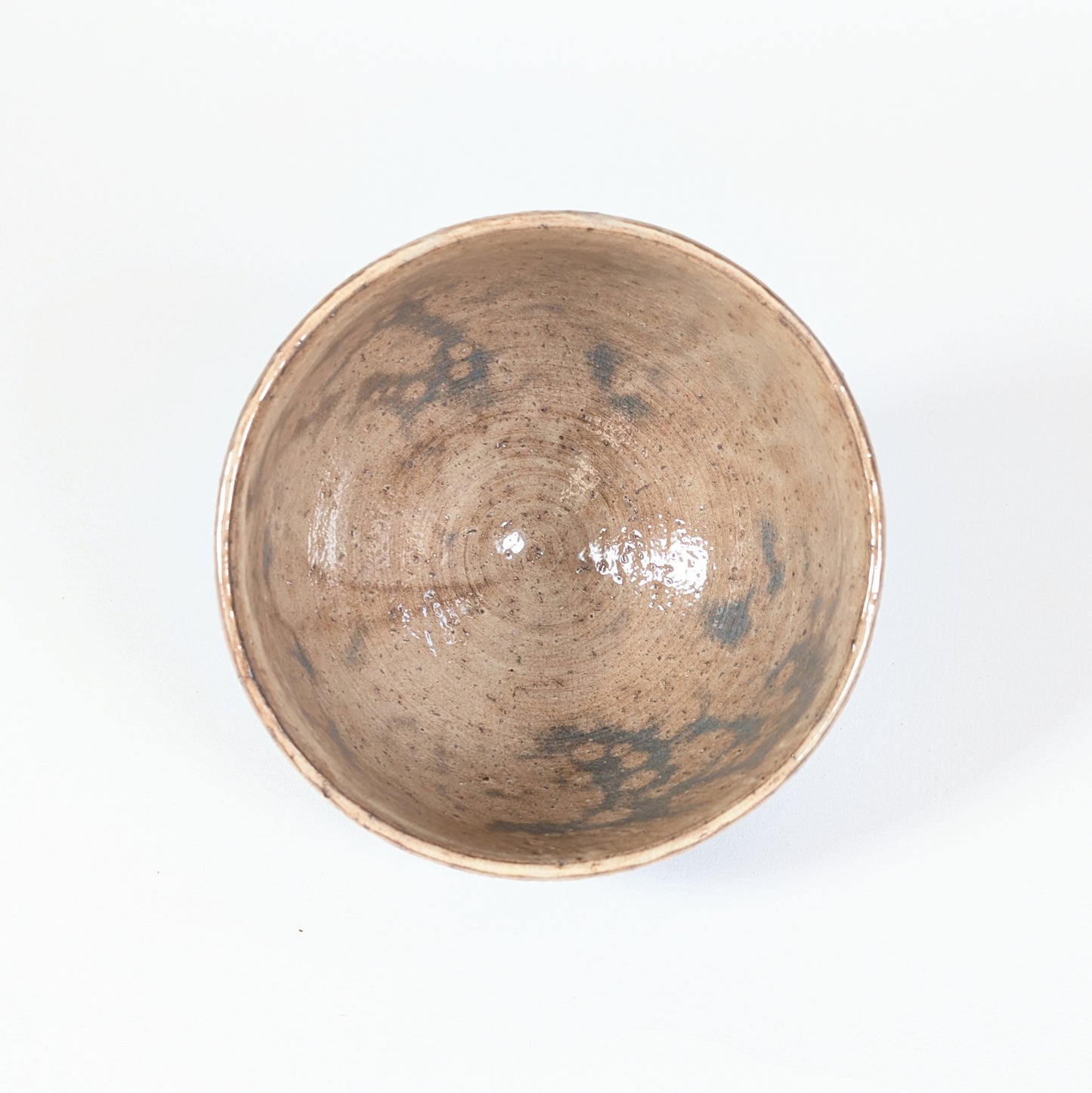 Intérieur d’un bol matcha Hagi de Kaneko Shōen, futur Kaneko Sōfū, destiné au chanoyu et à la cérémonie du thé japonaise.