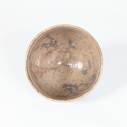 Intérieur d’un bol matcha Hagi de Kaneko Shōen, futur Kaneko Sōfū, destiné au chanoyu et à la cérémonie du thé japonaise.
