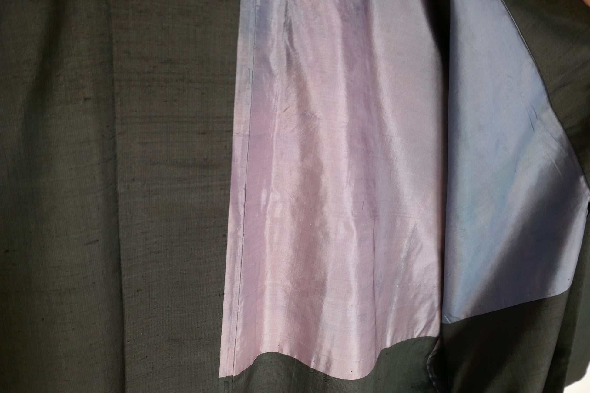 Intérieur d’une veste kimono japonaise traditionnelle, doublure en soie brillante mauve. Haori vintage cent pour cent soie.