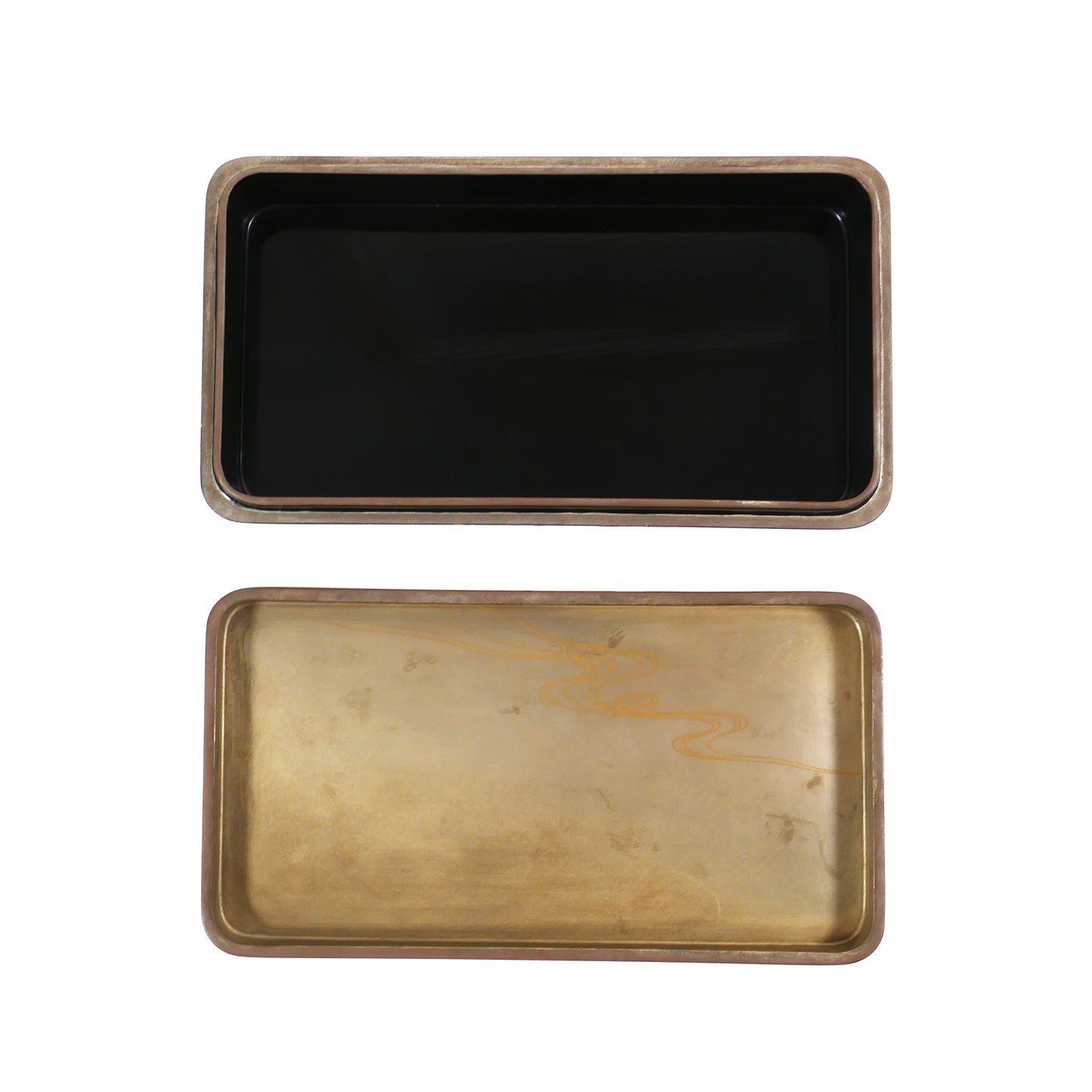 Intérieur argenté de la kobako Zohiko Kyoto, orné d’un motif de cours d’eau doré.