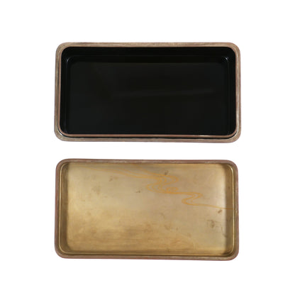 Intérieur argenté de la kobako Zohiko Kyoto, orné d’un motif de cours d’eau doré.