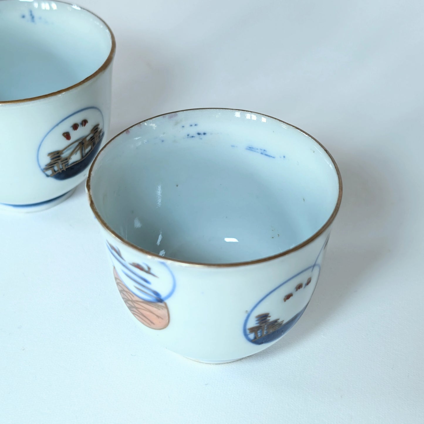 Intérieur d’un guinomi Arita en porcelaine japonaise, émail blanc et décor extérieur peint, époque Edo tardif.