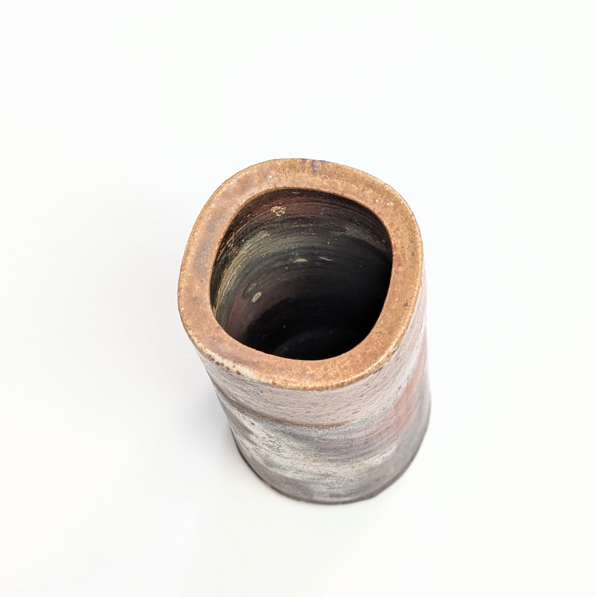 Vue intérieure du hanaire Bizen-yaki non émaillé, grès japonais yakishime façonné pour l’ikebana