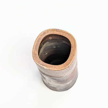 Vue intérieure du hanaire Bizen-yaki non émaillé, grès japonais yakishime façonné pour l’ikebana