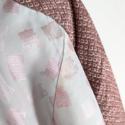 Intérieur d’un haori japonais en soie shibori avec doublure blanche à motif Kotobuki