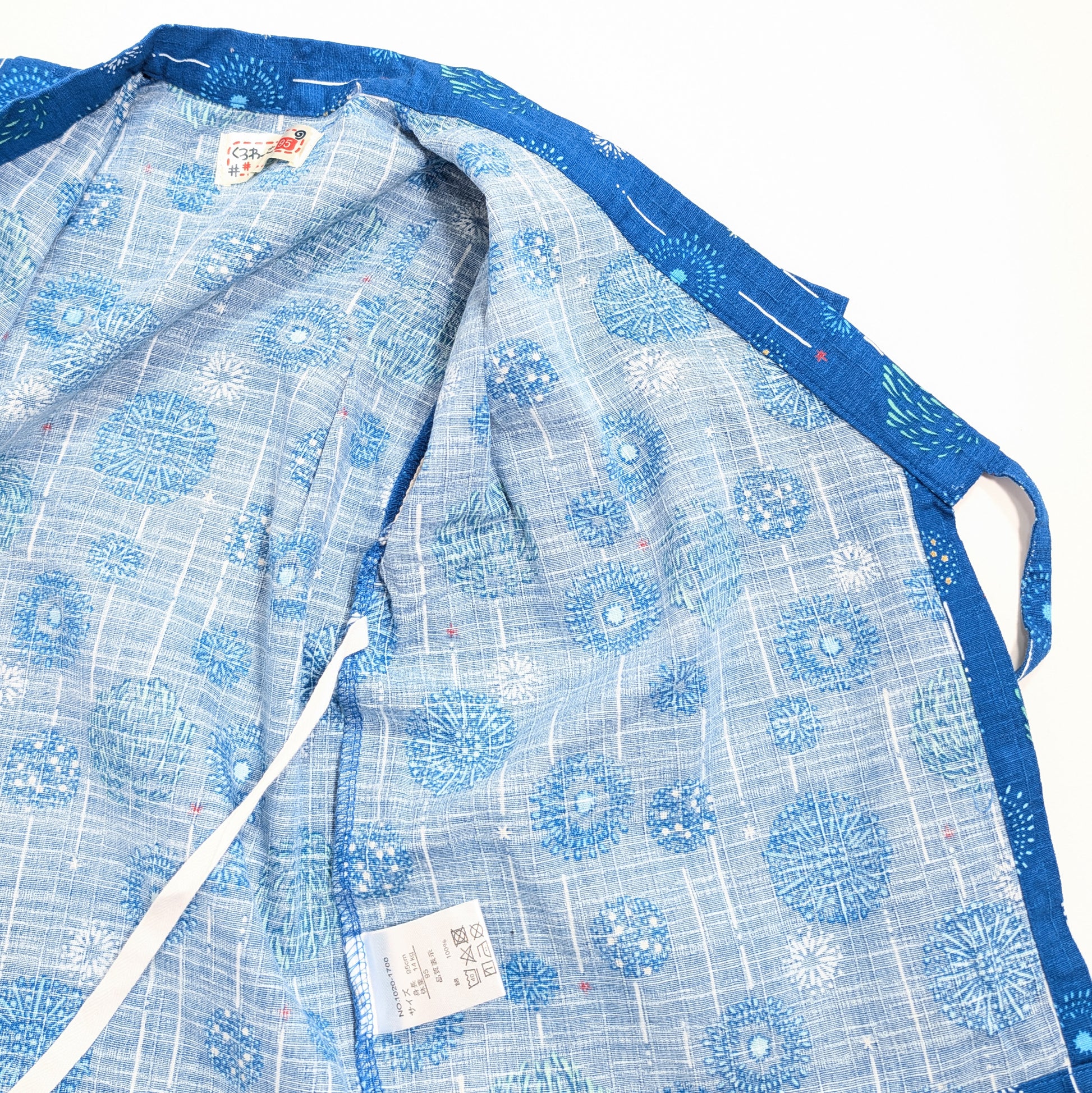 Intérieur du jinbei enfant avec étiquette japonaise 95 cm 14 kg, coton bleu motif feux d’artifice.