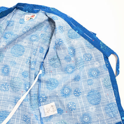 Intérieur du jinbei enfant avec étiquette japonaise 95 cm 14 kg, coton bleu motif feux d’artifice.