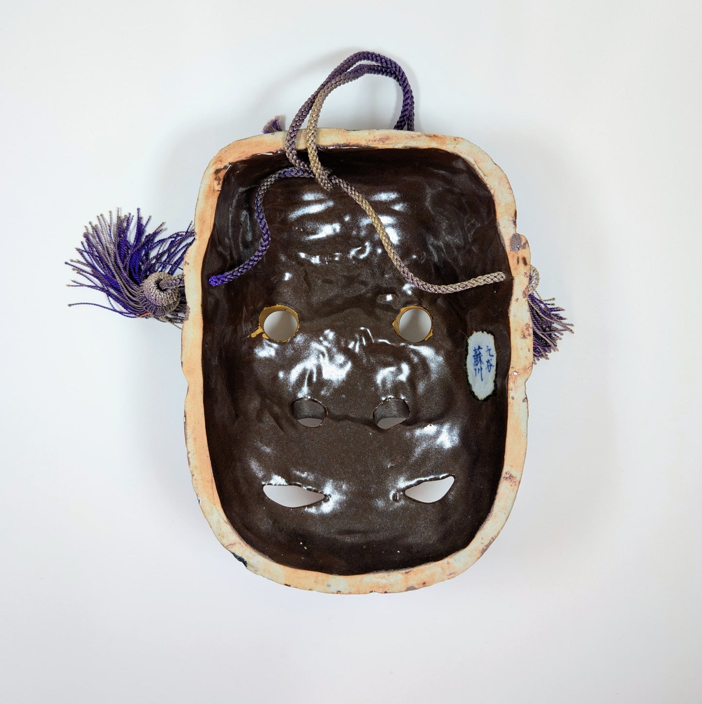 Vue intérieure du masque Nô en céramique Kutani représentant Susanoo, avec signature de l’artisan Matsuda Sokawa