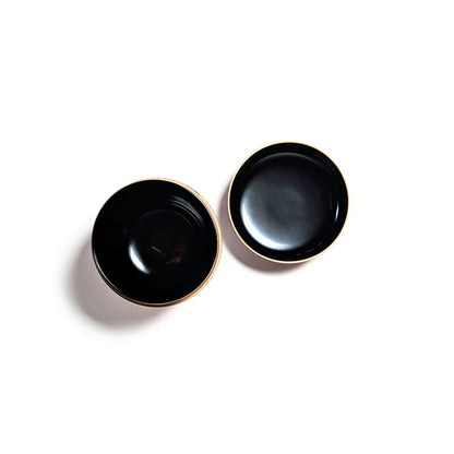 Vue intérieure d’un natsume japonais ouvert, laque noire brillante et bordure dorée, boîte à matcha pour cha no yu
