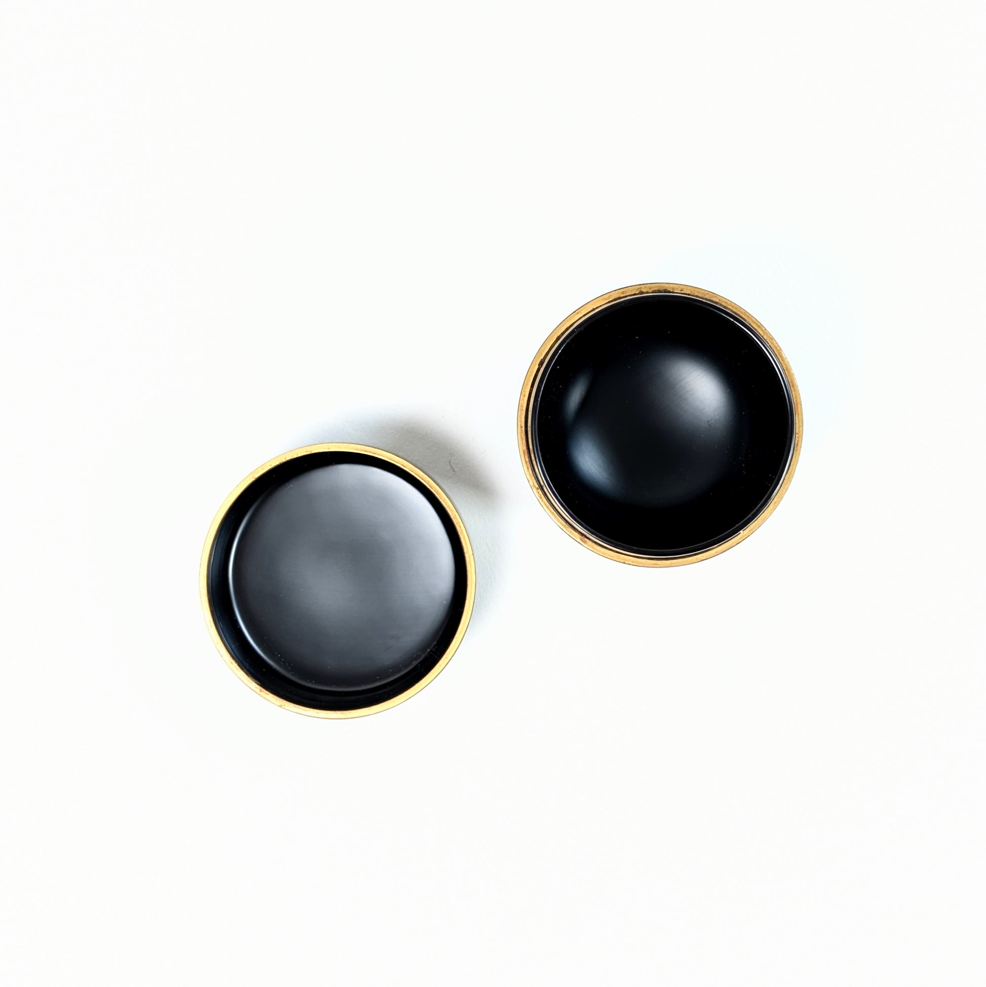 Intérieur d’un natsume en véritable laque urushi noire, ustensile de cérémonie du thé japonaise 茶道具 pour matcha usucha