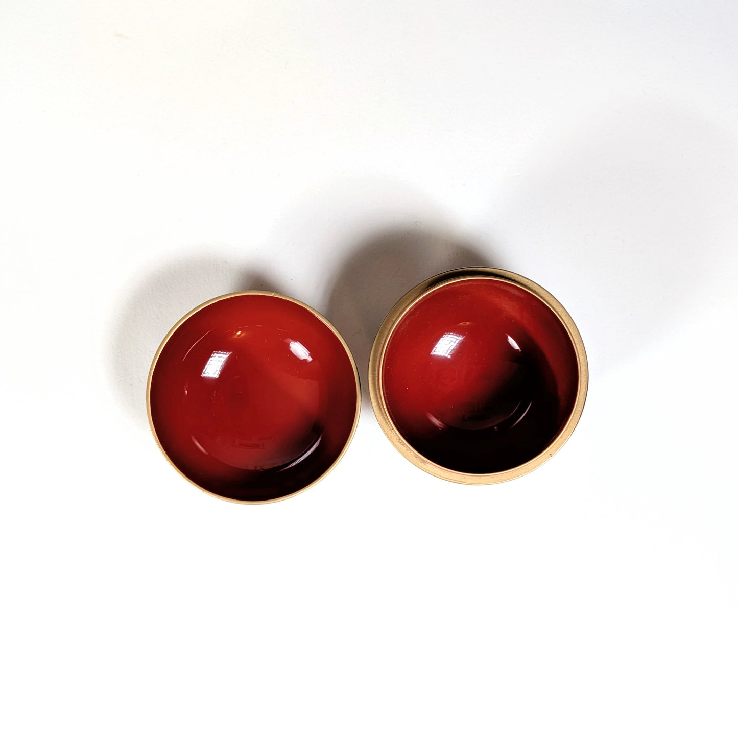 Intérieur rouge urushi d’un natsume japonais ancien, laque traditionnelle pour thé matcha