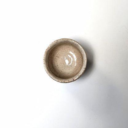 Intérieur d’un ochoko japonais en Hagi-yaki avec émail clair et fines craquelures kan-nyū