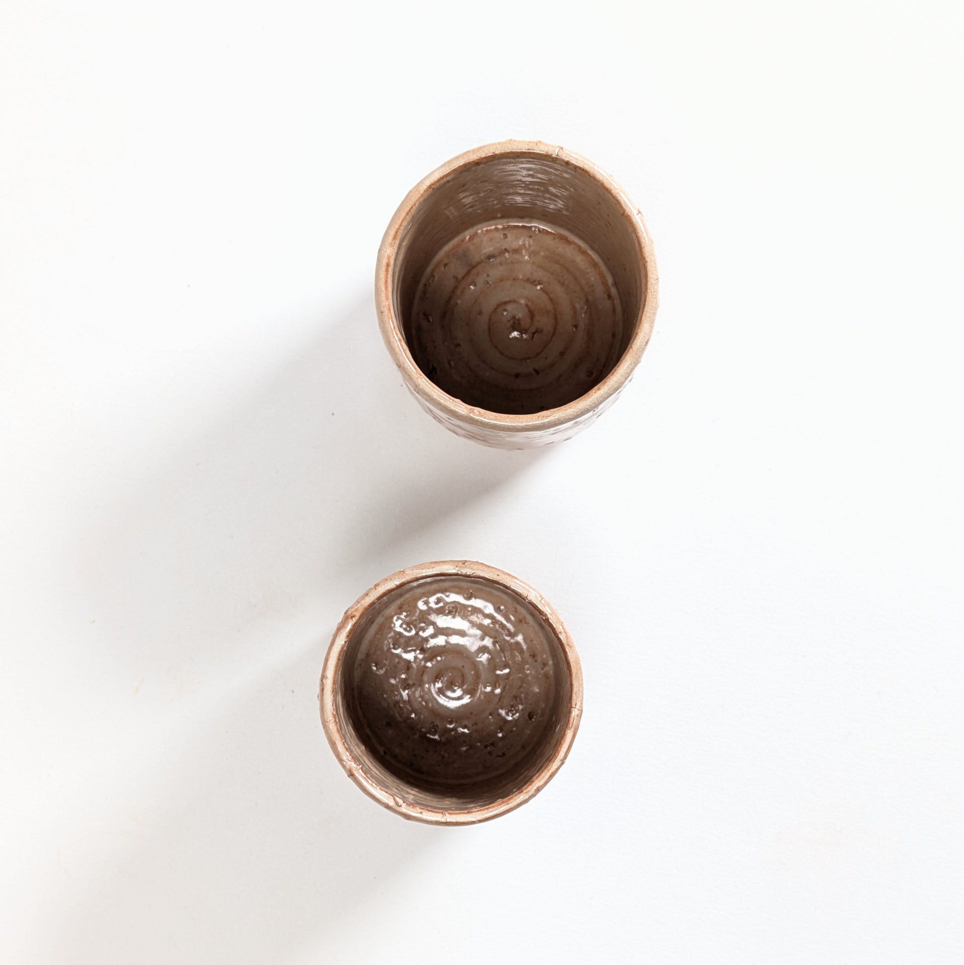 Intérieur de deux tasses japonaises yunomi Hagi-yaki du four Touryu-an, céramique artisanale beige brun avec traces de tournage