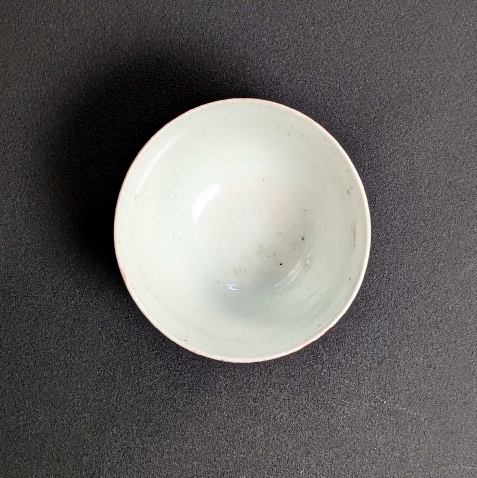 Intérieur blanc d’une tasse japonaise ancienne en porcelaine fine Arita, sans décor bleu sous couverte